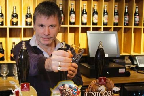 BRUCE DICKINSON: Σε ρόλο barman σερβίρει pints της νέας μπύρας των IRON MAIDEN (video)