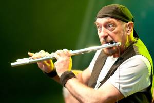 IAN ANDERSON (JETHRO TULL): “Pass the Bottle (A Christmas Song)” (διασκευή με έγχορδα)
